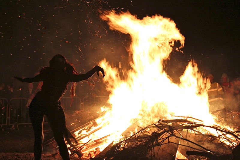 800px-Edinburgh_Beltane_Fire_Festival_2012_-_Bonfire